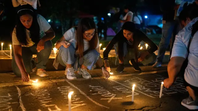 Familiares de presos políticos se mantienen en vigilia frente a la cárcel Rodeo I, en Guatire, Venezuela, a 23 de enero de 2026.
