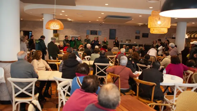 El primer teniente de alcalde de Grazalema, Javier Pérez, se dirige a los vecinos alojados en El Fuerte, este viernes.