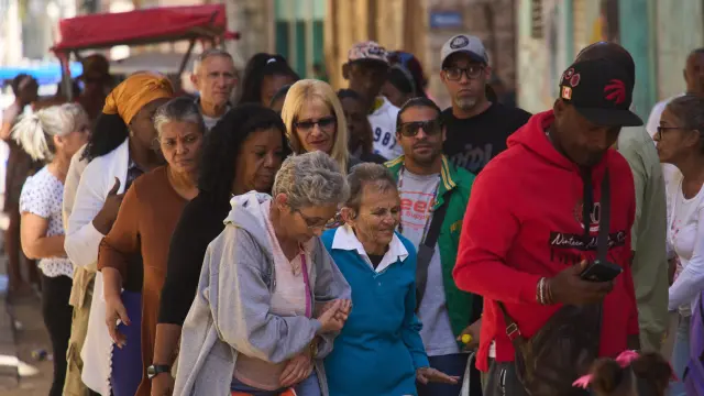 Foto de la gente esperando a entrar en la oficina gubernamental en la Habana.