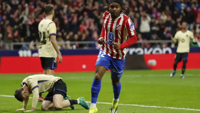 Ademola Lookman celebra un gol al Barça