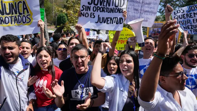 Estudiantes marchan en Caracas para exigir la libertad de los presos políticos a 12 de febrero de 2026, Día Nacional de la Juventud.