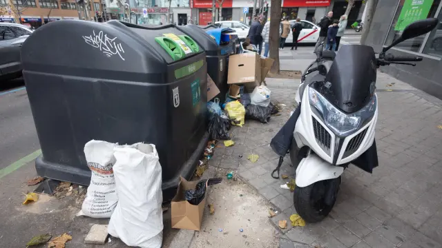 Cubos de basura de Madrid a 2 de enero de 2026, en Madrid (España).