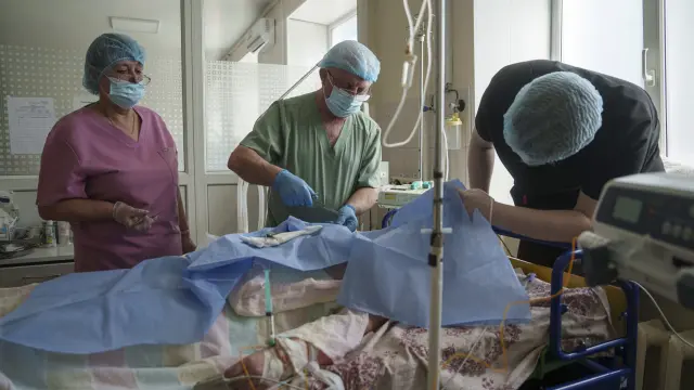 Médicos tratan de operar a un paciente herido tras u bombardeo ruso sobre la ciudad ucraniana de Sumi.