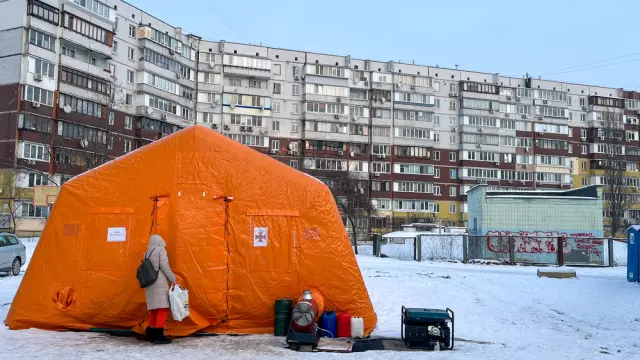 Una carpa instalada por las autoridades ucranianas en una calle de Kiev para poder cobijar a la población del frío.
