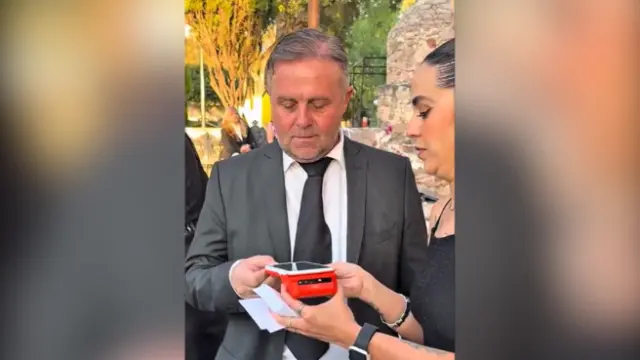 Una amiga de los novios pasó el datáfono entre los invitados.