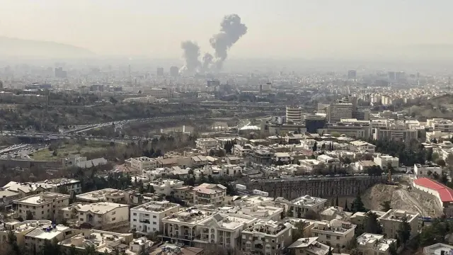 Una columna de humo emerge del centro de Teherán tras un ataque israelí este sábado. Irán anunció este sábado el cierre de su espacio aéreo después de que se escucharan varias explosiones en diversos puntos de Teherán y de que Israel informara de que ha lanzado un ataque preventivo contra el país persa. EFE/ Mehrnews SOLO USO EDITORIAL/SOLO DISPONIBLE PARA ILUSTRAR LA NOTICIA QUE ACOMPAÑA (CRÉDITO OBLIGATORIO)