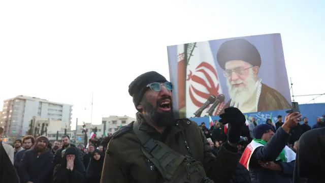 Un hombre con una pancarta de Jamenei sale a las calles de Teherán (Irán) tras conocerse la muerte del líder supremo.
