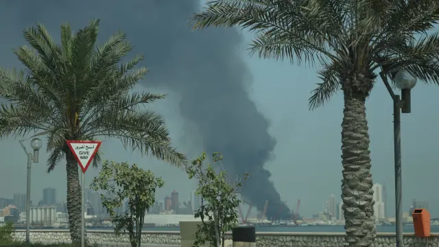 Columna de humo tras un ataque de Irán con misiles sobre una base militar de EE UU en Manama, Bahrein, este 28 de febrero.