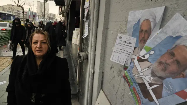 Una mujer iraní pasa junto a unos carteles con la imagen del ayatolá Alireza Arafi, en Teherán (Irán), en una imagen de archivo.