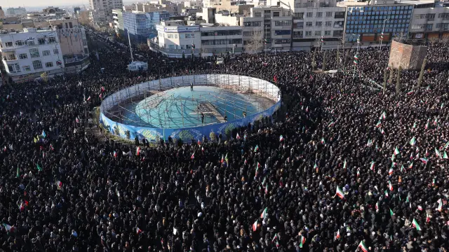Partidarios del régimen iraní se reúnen en señal de luto tras el anuncio oficial de la muerte del líder supremo iraní, el ayatolá Ali Jamenei, en Teherán, Irán.