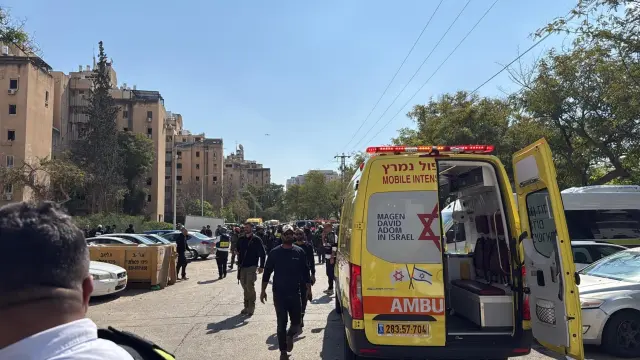 BEERSHEVA, 02/03/2026.- Una persona resultó herida en estado moderado y otras 14 lo están en estado leve tras la presunta caída de fragmentos de interceptores de misiles y restos de munición en Beersheva, en el sur de Israel. "Los equipos están atendiendo a un hombre de 35 años en estado moderado y a otras 14 personas en estado leve, y evacuándolas al Hospital de Soroka con heridas por fragmentos de vidrio", detalló en un comunicado del servicio de emergencias israelí Magen David Adom. EFE/ MDA - SOLO USO EDITORIAL/SOLO DISPONIBLE PARA ILUSTRAR LA NOTICIA QUE ACOMPAÑA (CRÉDITO OBLIGATORIO) -