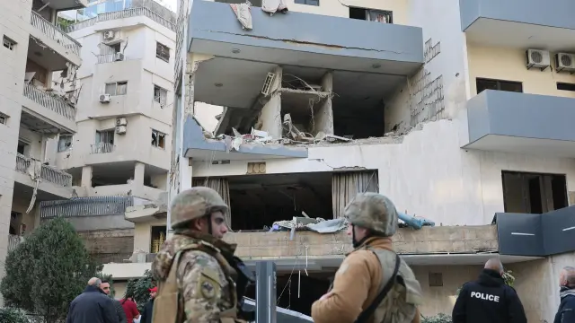 BEIRUT (Lebanon), 04/03/2026.- Destruction at the scene of an Israeli airstrike hitting a hotel in the Christian area of Baabda, Beirut, Lebanon, 04 March 2026. The Israeli military stated it is conducting strikes across the country targeting Hezbollah infrastructure and personnel. (Líbano, Hizbulá/Hezbolá) EFE/EPA/WAEL HAMZEH
