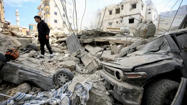 SIDON (Lebanon), 04/03/2026.- A local searching through the rubble of the destroyed building of the Jamaa Islamiya, an Islamist group allied with Hamas and Hezbollah, after it was targeted by an Israeli airstrike March 03 in the southern coastal city of Sidon, Lebanon, 04 March 2026. The Israeli military stated it is conducting strikes across the country targeting Hezbollah infrastructure and personnel. (Líbano, Hizbulá/Hezbolá) EFE/EPA/STRINGER

