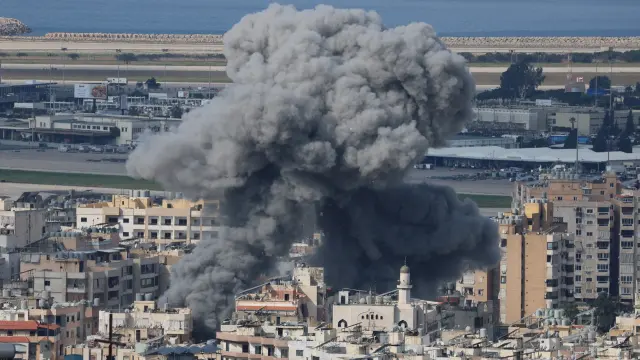 FOTODELDÍA BEIRUT (Líbano), 04/03/2026.- Columnas de humo se alzan tras un ataque aéreo israelí en Dahieh, un suburbio predominantemente chií en el sur de Beirut, Líbano, este miércoles. El ejército israelí declaró que está llevando a cabo ataques en todo el país contra la infraestructura y el personal de Hezbolá.-EFE/ Wael Hamzeh
