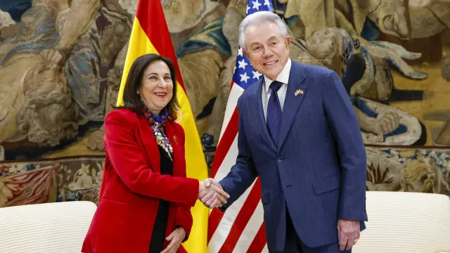MADRID, 04/03/2026.- La ministra de Defensa, Margarita Robles, se reúne este miércoles con el embajador de Estados Unidos, Benjamín León, a quien ha trasladado el compromiso de España y de sus fuerzas armadas con la paz. El encuentro se ha producido un mes después de que León fuera nombrado embajador, ya que las "apretadas" agendas de ambos no ha permitido que la reunión se produjera antes, según ha informado en un comunicado el departamento que dirige Robles. EFE/Prensa Defensa SOLO USO EDITORIAL/SOLO DISPONIBLE PARA ILUSTRAR LA NOTICIA QUE ACOMPAÑA (CRÉDITO OBLIGATORIO)
