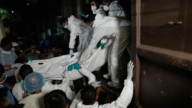 Sanitarios descargan los cuerpos de los marineros iraníes que murieron cuando su buque fue hundido frente a Sri Lanka por un submarino estadounidense.