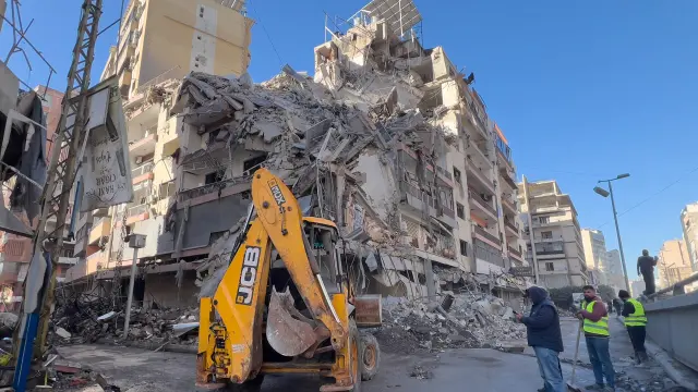 A bulldozer removes the rubles of a destroyed building that was hit by an Israeli airstrike in Dahiyeh, Beirut's southern suburbs, Lebanon, Thursday, March 5, 2026. (AP Photo/Hussein Malla)
Associate Press/ LaPresse
Only Italy and Spain