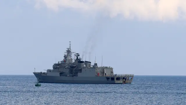 LIMASSOL (Cyprus), 04/03/2026.- Greek Navy's frigate Psara leaves the port of Limassol, Cyprus, 04 March 2026. Two navy frigates, Kimon and Psara arrived at the port of Limassol on 03 March, forming what officials described as a protective shield for Cyprus and wider region. (Chipre, Grecia) EFE/EPA/George Christoforou
