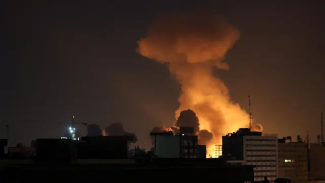 TEHRAN (IRAN(Islamic Republic Of)), 06/03/2026.- Smoke rises after an airstrike in central Tehran, Iran, 06 March 2026. A joint Israeli and US military operation continues to target multiple locations across Iran since the early hours of 28 February 2026. (Teherán) EFE/EPA/ABEDIN TAHERKENAREH
