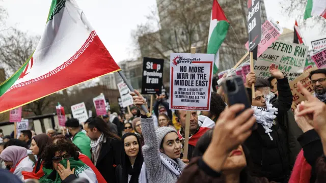 Manifestantes en la marcha "Manos fuera de Irán" hacia la Embajada de Estados Unidos en Londres.