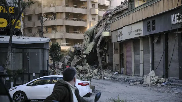 DAHYE (BEIRUT), 08/03/2026.- Destrucción de un edificio en el suburbio sur de Beirut, conocido como Dahye, tras las órdenes masivas de evacuación para barrios enteros del extrarradio que emitió el ejército israelí el pasado jueves. EFE/ Edgar Gutiérrez
