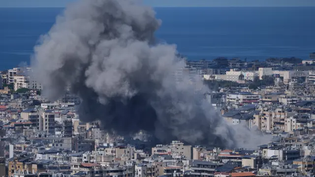 Smoke rises following an Israeli airstrike in Dahiyeh, Beirut's southern suburbs, Lebanon, Monday, March 9, 2026. (AP Photo/Bilal Hussein)
Associate Press/ LaPresse
Only Italy and Spain