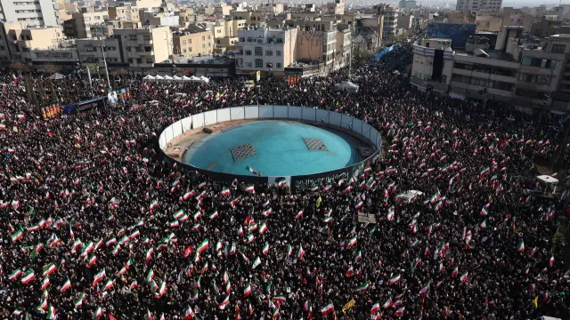 TEHRAN (IRAN(Islamic Republic Of)), 09/03/2026.- Iranians gather at Enqelab Square to show support for the newly appointed Supreme Leader Ayatollah Mojtaba Khamenei in Tehran, Iran, 09 March 2026. The late Supreme Leader Ayatollah Ali Khamenei was killed during a joint Israeli and US military operation across Iran in the early hours of 28 February 2026. (Teherán) EFE/EPA/ABEDIN TAHERKENAREH

