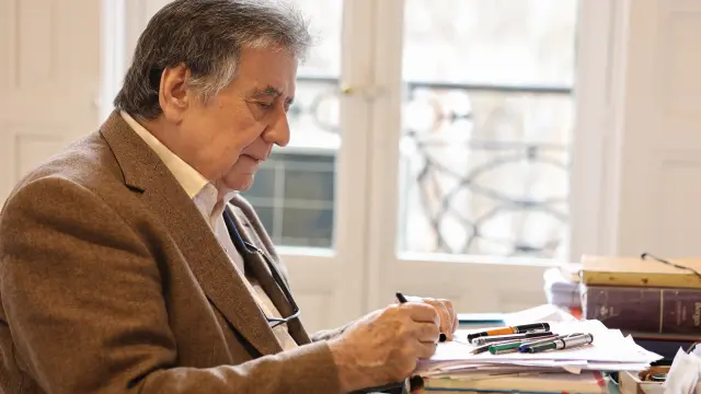 Luis Landero, escribiendo.