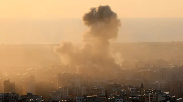 Beirut (Lebanon), 10/03/2026.- Smoke billows following an Israeli airstrike on Dahieh, in the southern suburbs of Beirut, Lebanon, 10 March 2026. According to the Lebanese Ministry of Public Health, more than 400 people were killed and 1,300 others injured in airstrikes across Beirut's southern suburbs and villages in southern Lebanon since the start of renewed hostilities. The Israeli military stated it is conducting strikes across the country targeting Hezbollah infrastructure and personnel. (Líbano, Hizbulá/Hezbolá) EFE/EPA/WAEL HAMZEH

