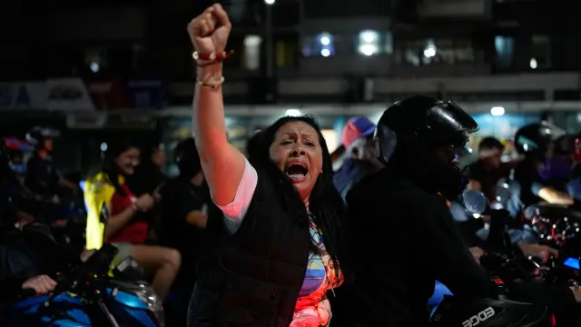 La opositora venezolana Dignora Hernández subida a una motocicleta en Caracas tras haber sido liberada de El Helicoide, a 8 de febrero de 2026.