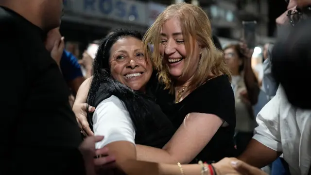 La opositora Dignora Hernández es abrazada tras su salida de la cárcel, en Caracas, a 8 de febrero de 2026.