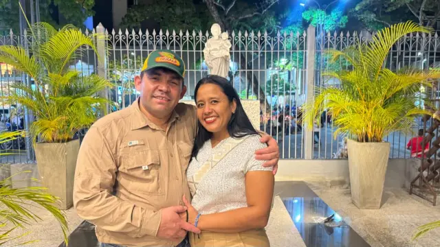 El opositor venezolano Víctor Castillo junto a su esposa tras ser liberado de El Helicoide.