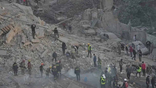 Rescue workers search through the rubble of a building destroyed in an Israeli airstrike in central Beirut, Lebanon, Wednesday, March 18, 2026. (AP Photo/Hussein Malla) Associated Press / LaPresseOnly italy and spain