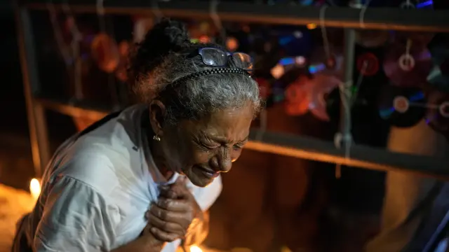 Zoraida González, madre de José Estrada, llora durante una vigilia a las afueras de la cárcel Rodeo I, en Guatire, Venezuela, a 24 de febrero de 2026.