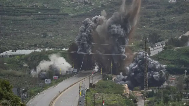 Momento en que el ejército israelí destruye el puente Qasmiyeh sobre el río Litani, cerca de la ciudad costera de Tiro, al sur de Líbano.