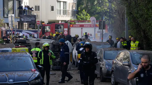 Fuerzas de seguridad y rescate israelíes responden en el lugar de un ataque con misiles iraníes en Tel Aviv, Israel, el martes 24 de marzo de 2026.