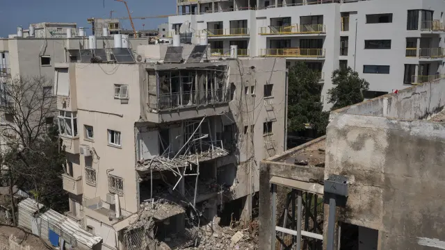 TEL AVIV, 24/03/2026.- Cuerpos de seguridad y equipos de emergencia trabajan en la zona de impacto de un misil en Tel Aviv, centro de Israel, este martes 24 de marzo de 2026. Irán lanzó la madrugada de este martes hasta seis andanadas de misiles contra Israel, según alertó por mensajería el Ejército israelí desde pasada la medianoche hasta cerca de las ocho de la mañana, sin causar heridos pero sí daños en infraestructuras y varios incendios.EFE/Magda Gibelli