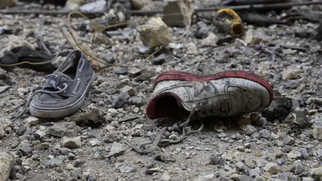Calzado tirado en la calle tras un bombardeo israelí contra una vivienda en el distrito de Sidón, en el sur de Líbano, en una foto de archivo