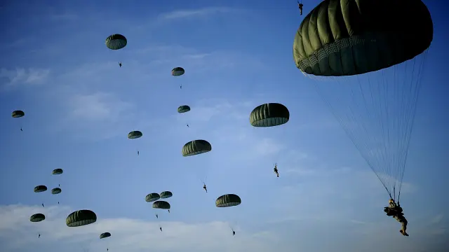 Imagen de 2008 de soldados de la 82.ª División Aerotransportada descendiendo en paracaídas.