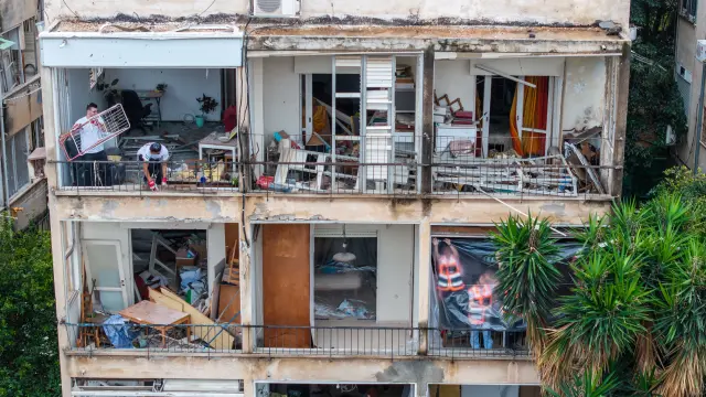 Destrucción en un edificio de Tel Aviv tras el impacto de misiles iraníes, a jueves 26 de marzo de 2026.