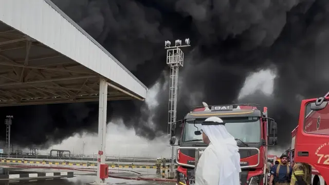 KUWAIT, 26/03/2026.- Fotografía difundida por el Cuartel General del Estado Mayor del Ejército de Kuwait que muestra al ministro de Defensa, Sheikh Abdullah Ali Abdullah Al-Salem Al-Sabah, durante una visita de inspección esta mañana al Aeropuerto Internacional de Kuwait, tras el ataque con drones del pasado miércoles contra un tanque de combustible que provocó un incendio en la zona. En la imagen, el ministro participa en una sesión informativa conjunta de la Dirección General de Aviación Civil y la General de Bomberos. EFE/ @KuwaitArmyGHQ - SOLO USO EDITORIAL/SOLO DISPONIBLE PARA ILUSTRAR LA NOTICIA QUE ACOMPAÑA (CRÉDITO OBLIGATORIO) -
