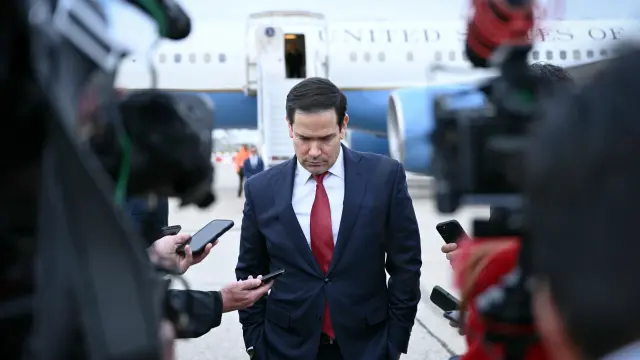 El secretario de Estado de EEUU, Marco Rubio, habla con la prensa tras una reunión de ministros de Exteriores del G7 con los países socios.