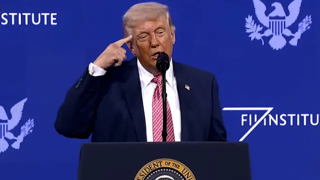 Captura de video de una transmisión de la Casa Blanca del presidente de Estados Unidos, Donald Trump, hablando en el foro FII Priority este viernes, en Miami (EEUU.).