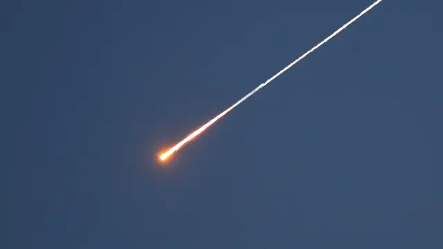 Vista de las estelas de misiles lanzados desde Yemen hacia Israel, avistadas en el cielo sobre Hebrón, Cisjordania.