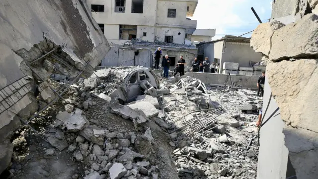Equipos de rescate trabajan en el lugar tras un ataque aéreo israelí que tuvo como objetivo un edificio en la aldea de Al Saksakiyah, en el sur del Líbano.