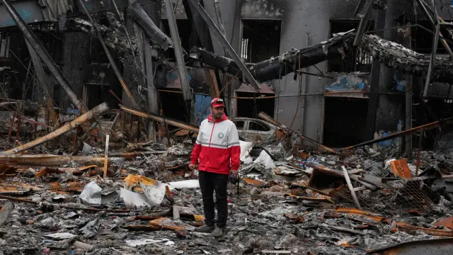 Un miembro de la Sociedad de la Media Luna Roja Iraní se encuentra en un taller mecánico, en medio de los daños causados por un ataque israelí sobre Teherán, en Irán.