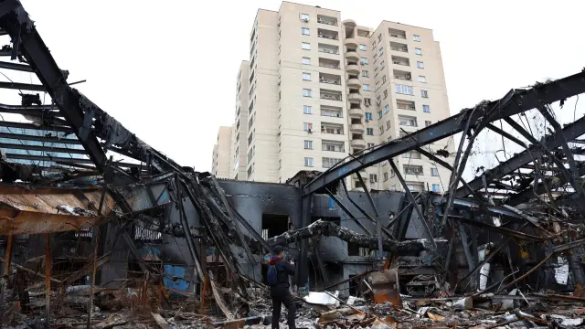 Restos de vehículos en un taller mecánico en Teherán, Irán, atacado por la aviación israelí.