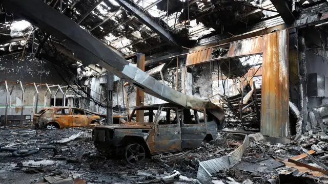 Restos de vehículos calcinados en un taller mecánico en Teherán, Irán.