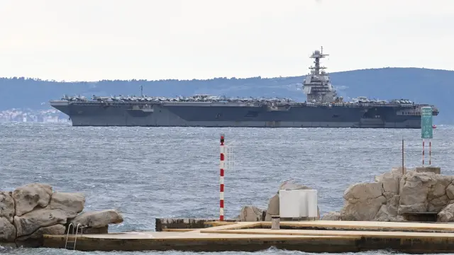 El portaaviones USS Gerald R. Ford, el más grande del mundo, a su llegada al puerto de Split, en Croacia, este 28 de marzo.