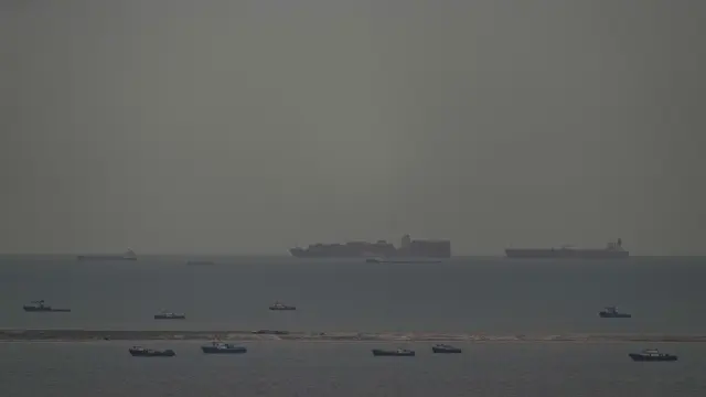 Buques de carga navegan por el Golfo Pérsico hacia el Estrecho de Ormuz, frente a Emiratos Árabes Unidos.